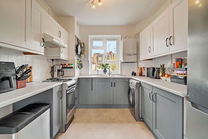 2 Bedroom Flat For Sale In Fairfield Drive, Wandsworth, SW18