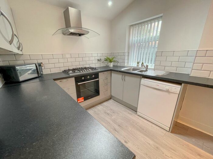 6 Bedroom Terraced House To Rent In Romer Road, L6