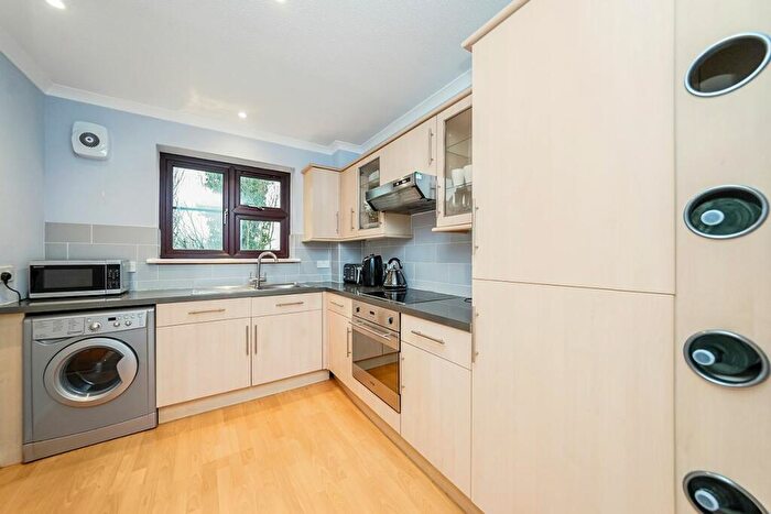 1 Bedroom Flat To Rent In Orchid Close, Abridge, RM4