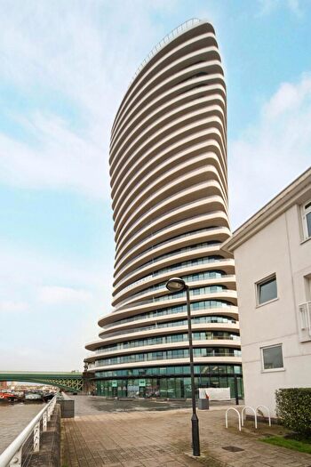 2 Bedroom Flat To Rent In Lombard Road, London, SW11