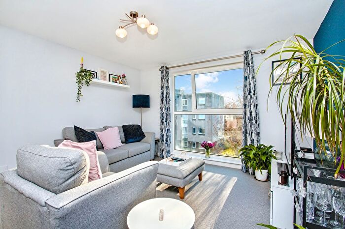 2 Bedroom Flat For Sale In / Craigmount Hill, East Craigs, Edinburgh, EH4