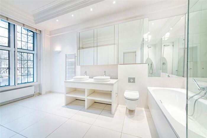 3 Bedroom Flat To Rent In Wellesley House, Sloane Square, London, SW1W