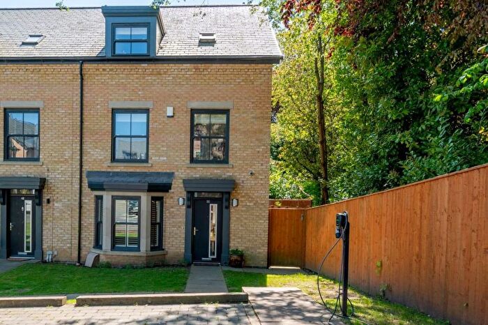 4 Bedroom Town House For Sale In Mansion Gate Drive, Chapel Allerton, LS7