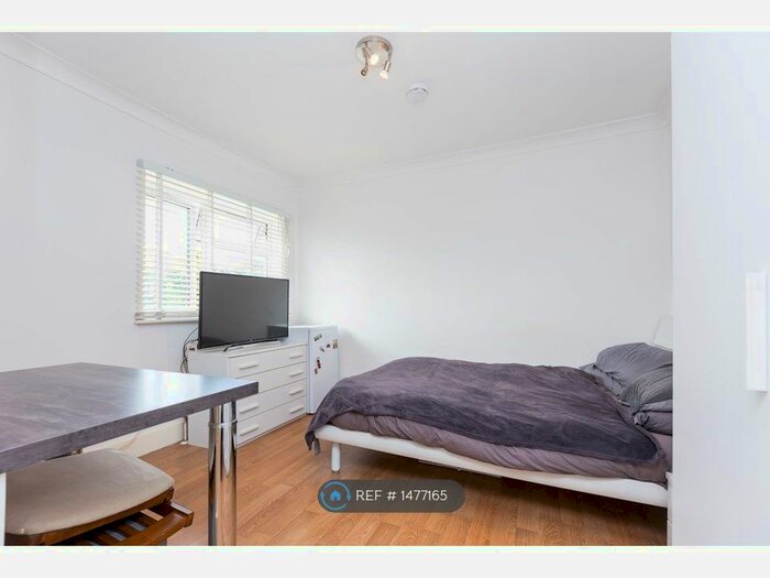 Studio To Rent In Warwick Road, Barnet, EN5