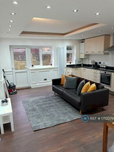 3 Bedroom Flat To Rent In Newport Road, London, E10