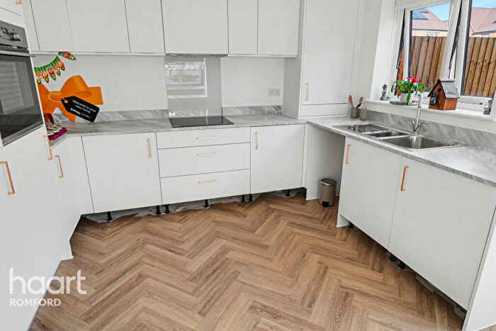 3 Bedroom End Of Terrace House To Rent In Broad Leaf Road, Romford, RM3