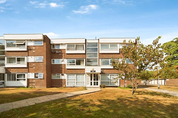 2 Bedroom Flat For Sale In The Moorlands, Leeds, LS17