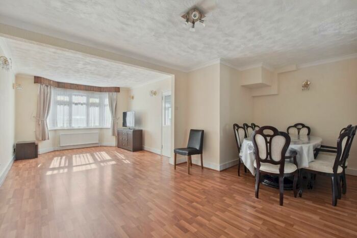 3 Bedroom House To Rent In Cuckoo Hall Lane, Edmonton, N9
