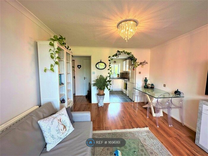 1 Bedroom Flat To Rent In Coniston Close, London, SW20