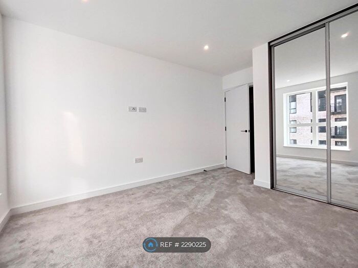 1 Bedroom Flat To Rent In Cedrus Avenue, Southall, UB1