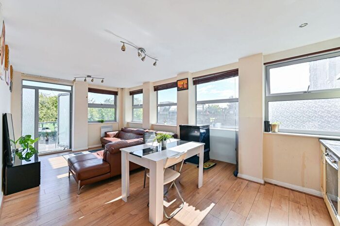 2 Bedroom Flat For Sale In .London Road, Norbury, London, SW16