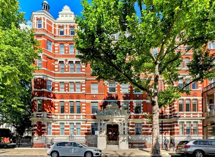 3 Bedroom Flat To Rent In Queen`S Gate, London, SW7