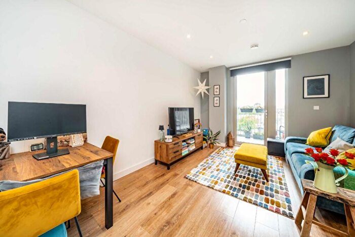 1 Bedroom Flat For Sale In Knights Road, Silvertown, E16