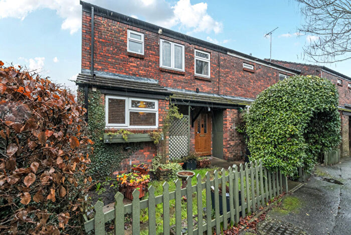 3 Bedroom End Of Terrace House For Sale In Langmans Way, Woking, GU21