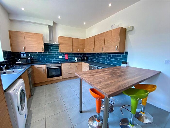 4 Bedroom Terraced House To Rent In Victoria Street, Huddersfield, HD5