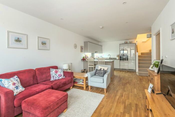 3 Bedroom Flat To Rent In Boundaries Road, Balham, London, SW12