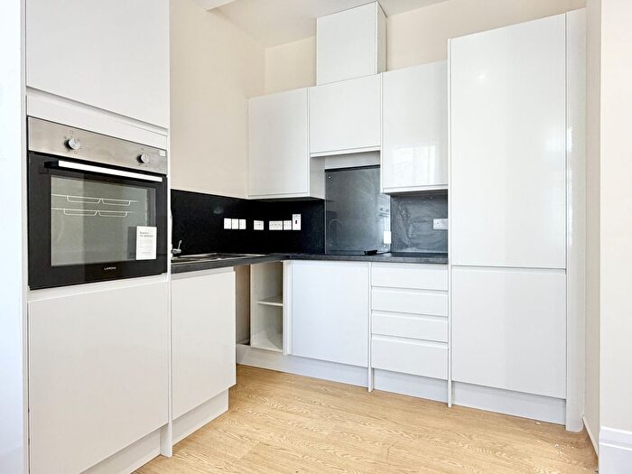 Maisonette To Rent In Station Road, Winchmore Hill, N21