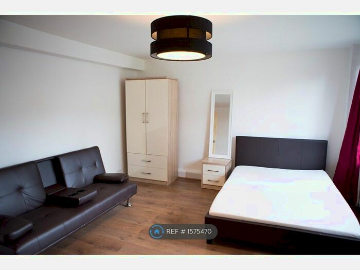 3 Bedroom Flat To Rent In Riverbank Tower, Salford, M3