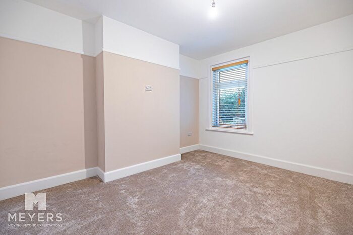 3 Bedroom Flat For Sale In Jumpers Avenue, Christchurch, BH23