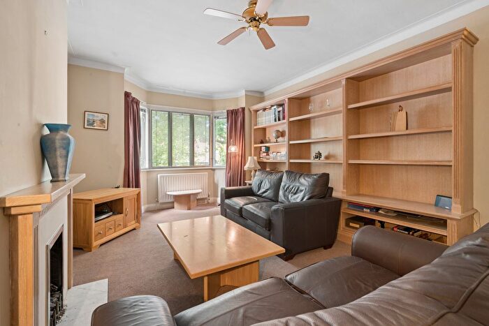 2 Bedroom Flat For Sale In Streatham High Road, London, SW16