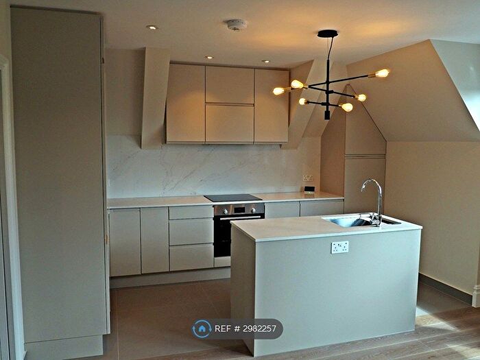 3 Bedroom Flat To Rent In Ambleside Avenue, London, SW16
