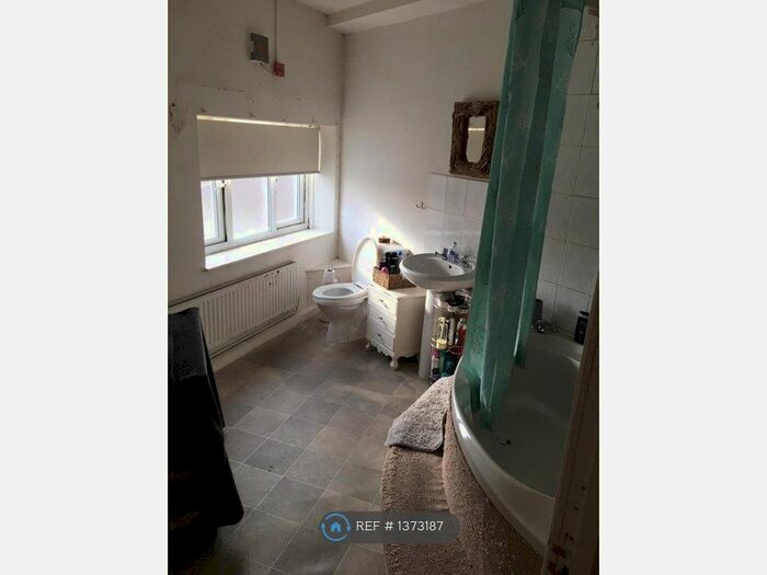 2 Bedroom Flat To Rent In Crossways Hall, Leeds, LS9