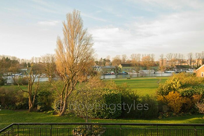 2 Bedroom Apartment To Rent In Victoria Avenue, West Molesey, Surrey, KT8