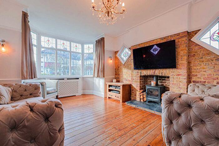 5 Bedroom Semi-Detached House For Sale In Aberdeen Gardens, Leigh-on-sea, SS9