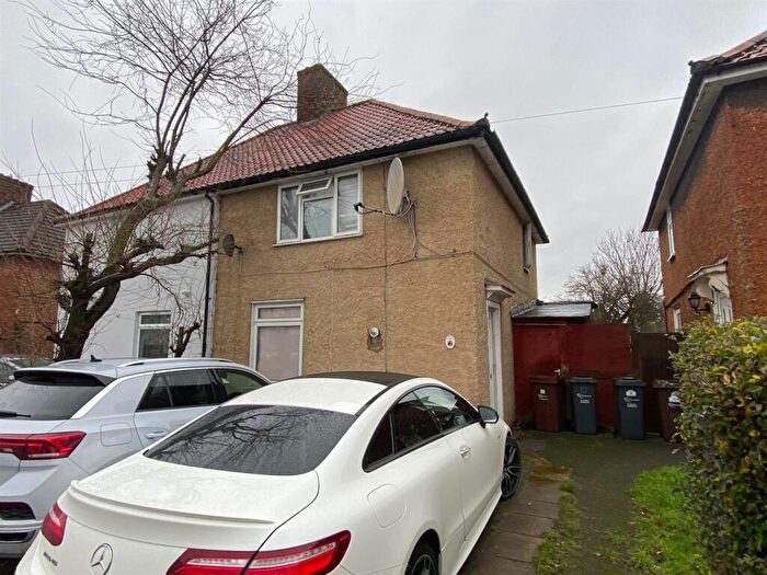 3 Bedroom End Of Terrace House For Sale In Hunters Hall Road, Dagenham, RM10