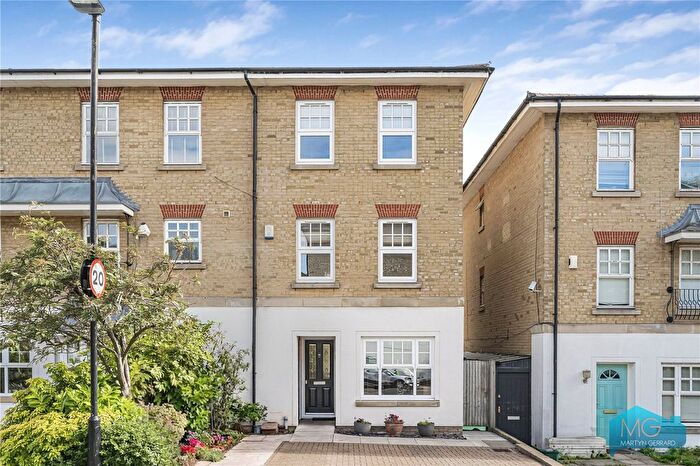 4 Bedroom End Terrace House For Sale In Osier Crescent, London, N10