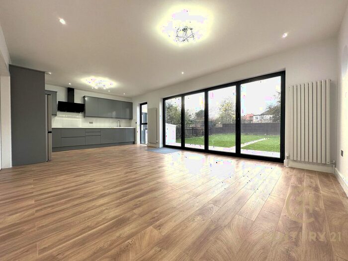 4 Bedroom Detached House For Sale In Elgar Avenue, Berrylands, Surbiton, KT5