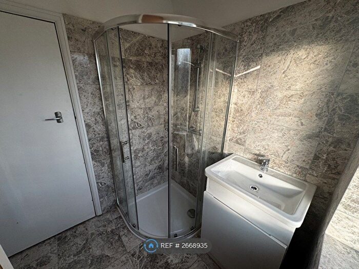 4 Bedroom Semi-detached House To Rent In Trent Gardens, London, N14