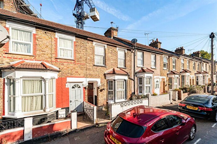 2 Bedroom House For Sale In Hawthorne Road, London, E17