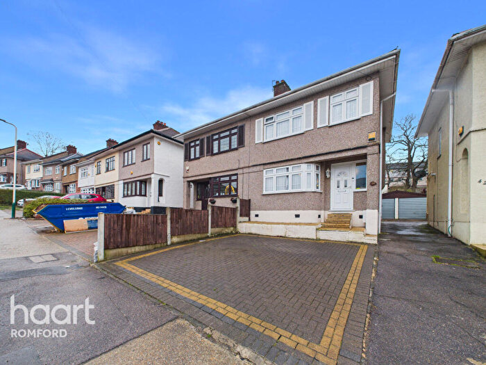 3 Bedroom Semi Detached House For Sale In Kingshill Avenue, Romford, RM5