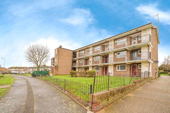 1 Bedroom Flat For Sale In Defoe Way, Romford, RM5