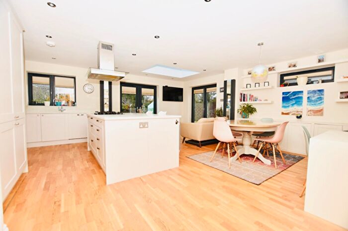 3 Bedroom Detached House For Sale In Springfield Road, Linslade, LU7