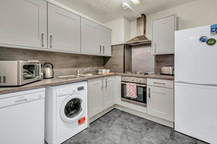 2 Bedroom Flat To Rent In Sumner Road, London, SE15