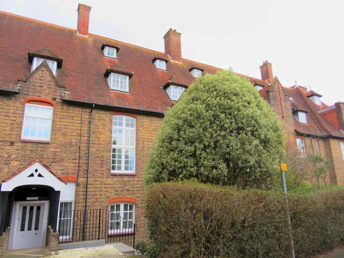 2 Bedroom Flat To Rent In Syresham Gardens, Haywards Heath, RH16