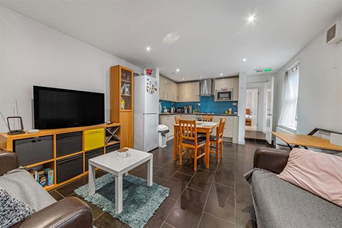 3 Bedroom Flat To Rent In Garratt Lane, Tooting, SW17