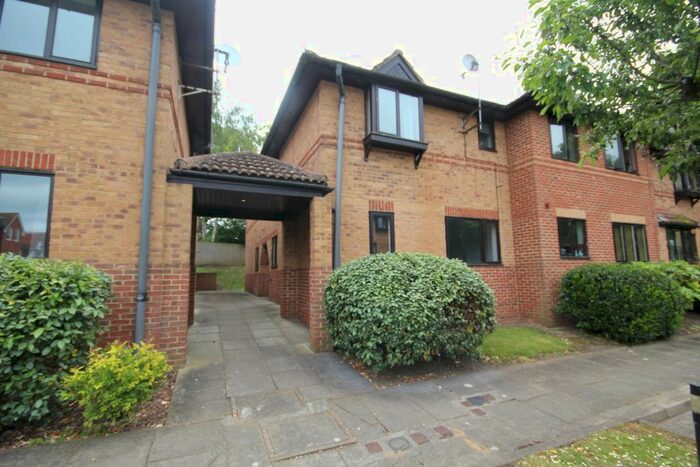 2 Bedroom Flat To Rent In St Swithins Court, Polehampton Close, Twyford, Berkshire, RG10