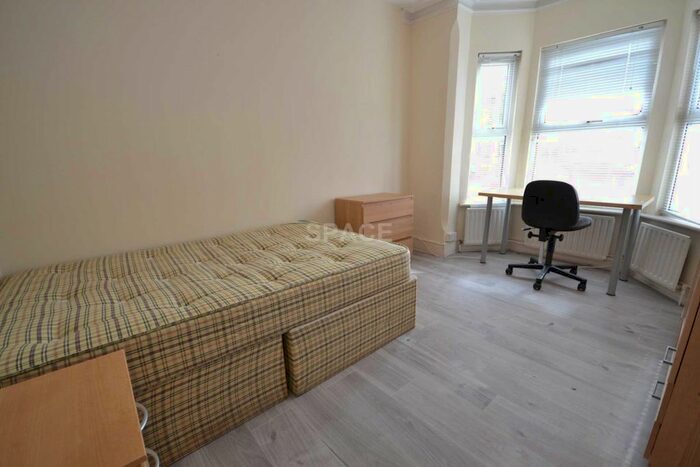 6 Bedroom Terraced House To Rent In Grange Avenue, Reading, Berkshire, RG6