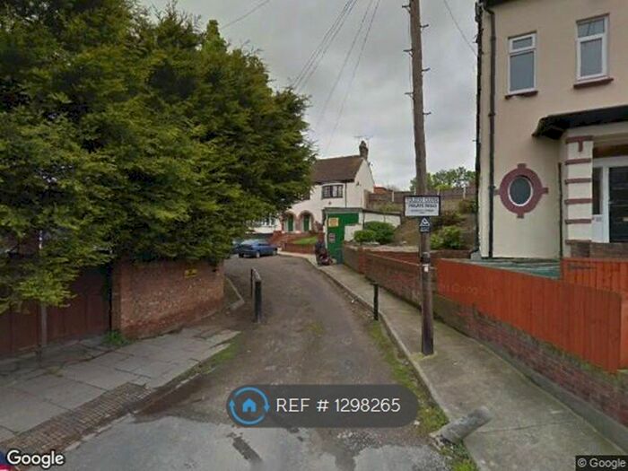 3 Bedroom Flat To Rent In Toledo Close, Southend-On-Sea, SS1