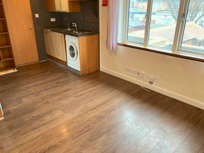 Studio To Rent In Very Near Gunnesbury Crescent Area, Acton Town, W3