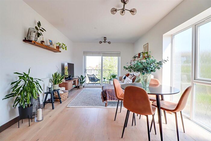 2 Bedroom Flat For Sale In Fairfax Drive, Westcliff-On-Sea, SS0