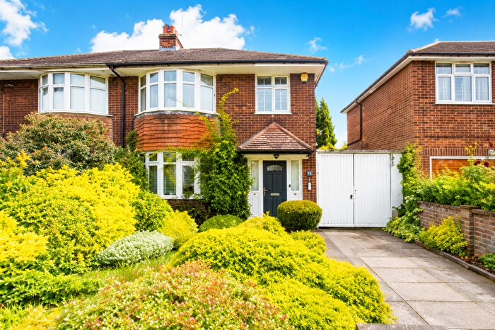 3 Bedroom Semi Detached House For Sale In Halfway Avenue, Luton, LU4