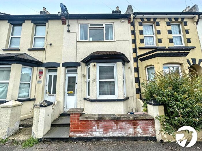 3 Bedroom Terraced House For Sale In Victoria Road, Chatham, Kent, ME4