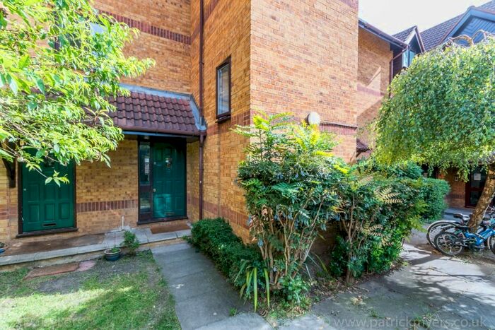 2 Bedroom Flat To Rent In Linwood Close, Camberwell, London, SE5