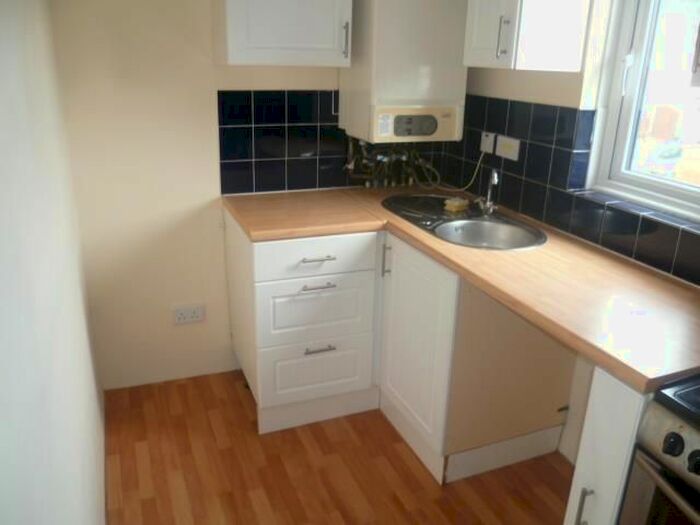 2 Bedroom Flat To Rent In Chickerell Road, Chickerell, Weymouth, DT4