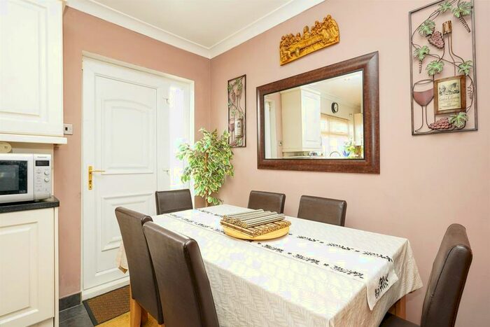 3 Bedroom End Of Terrace House For Sale In Brocklesby Drive, Allerton, Bradford, BD15