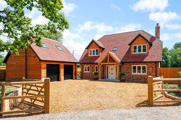 4 Bedroom Detached House For Sale In Oak View, Little London, RG26
